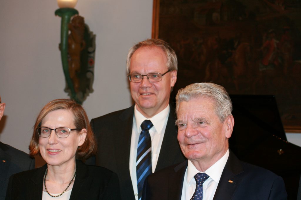 Prof. Dr. Lüder Gerken, Vorstand der Hayek-Stiftung (mitte) mit den Preisträger*innen ©Foto: Hans-J.Hinken