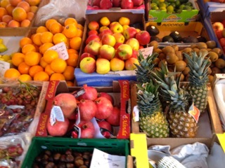 Obst und Gemüse auf dem Bauernmarkt