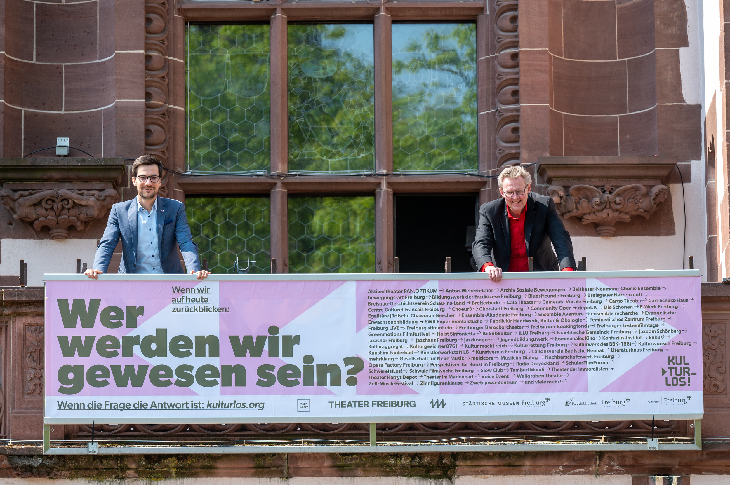 Die Bilder, die mit dieser Mitteilung verschickt werden. Sie zeigen Oberbürgermeister Martin Horn (links) und den Ersten Bürgermeister Ulrich von Kirchbach mit einem Plakat der Kampagne.