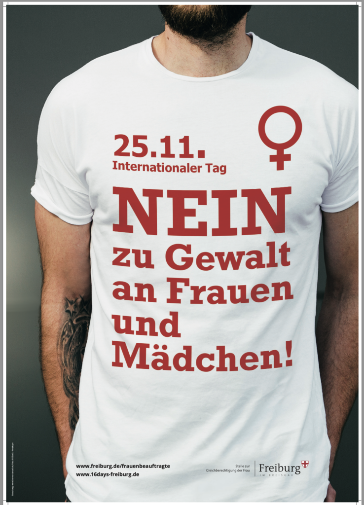 Das Foto zeigt einen Mann mit einem T-Shirt mit der Aufschrift: NEIN zu Gewalt an Frauen und Mädchen