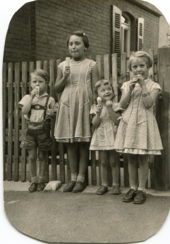 Das Foto zeigt Geschwister im Jahr 1957 beim Eisessen