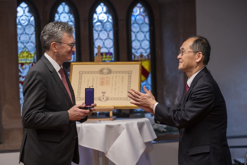 Fotos: Patrick Seeger / Stadt Freiburg
Bildunterschrift: Der frühere Oberbürgermeister Dr. Dieter Salomon und der japanische Botschafter Hidenao Yanagi