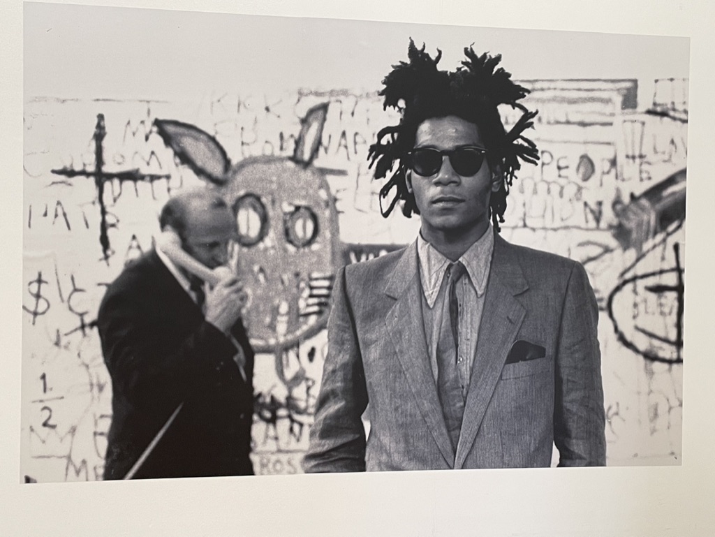 Das Bild zeigt den jungen Jean-Michel Basquiat 