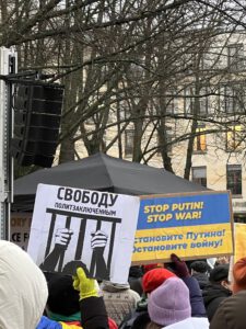 Plakate auf einer von Demokrati-JA organisierten Kundgebung am 24. Februar 2023 in Berlin: "Freiheit für politische Gefangene!" / "Stoppt Putin! Stoppt den Krieg!"
Tatiana Golova