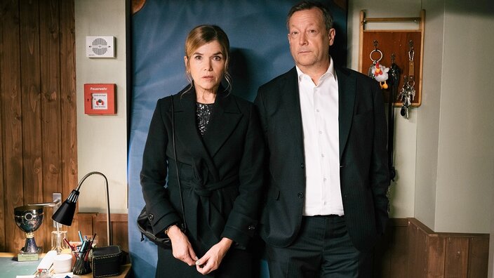Das Foto zeigt Anke Engelke und Matthias Brandt, die am Silvesterabend in der ARD zu sehen sein werden.