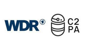 So sieht das WDR-KI Siegel aus. Großbuchstaben WDR mit der 1 oben rechts. Daneben eine Grafik und C2 PA