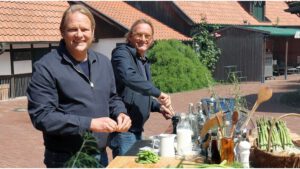 Björn Freitag (l) und Frank Buchholz bereiten in der Hofküche des Gut Erpenbecks das Dinner für die Jubiläumssendung zu
© WDR/Andrea Ahmadi