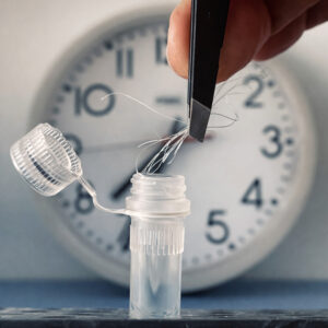 Eine Haarprobe reicht aus, um den individuellen Takt der inneren Uhr zu bestimmen. © Charité | Bert Maier