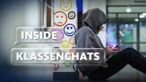 Das Bild zeigt einen Jugendlichen mit Kapuzenhoodie, der auf sein Smartphone schaut. 