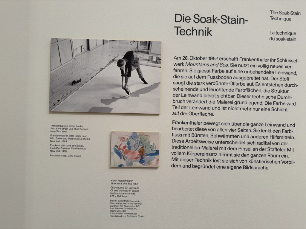 Die Soak-Stain-Technik wird auf diesem Bild erklärt. Sie revolutionierte sie die abstrakte Malerei und gab den entscheidenden Impuls für die Entwicklung der Farbfeldmalerei 