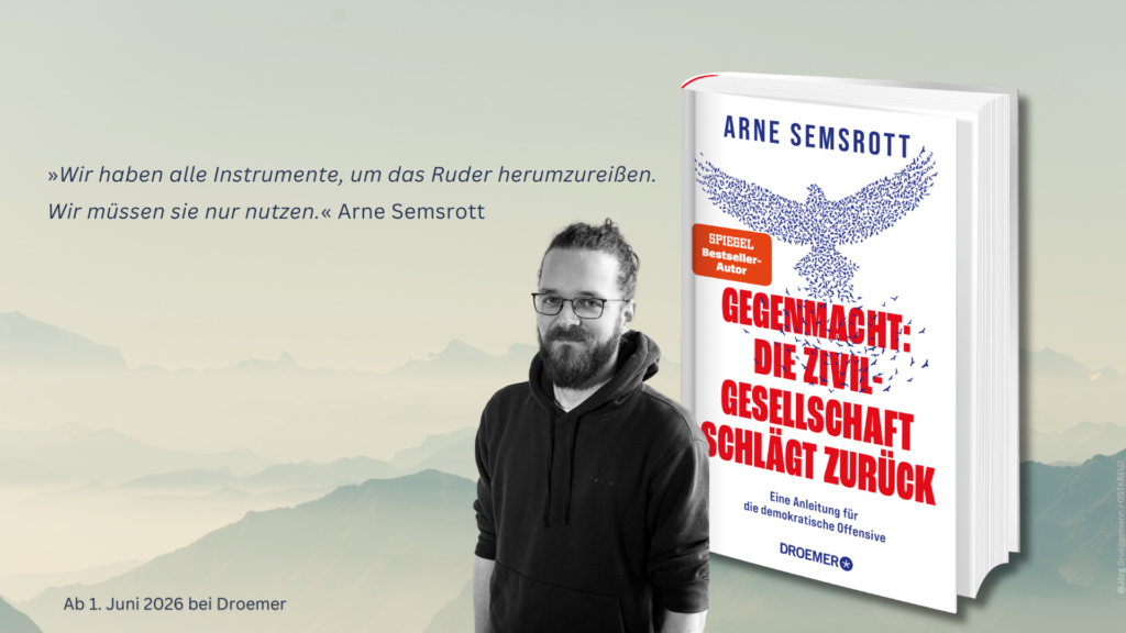 Arne Semsrott, geboren 1988, leitet die Transparenzplattform FragDenStaat. Er ist zweifacher Träger des Otto Brenner Preises für kritischen Journalismus.  Hier mit seinem neuen Buch zu sehen