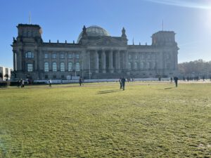 Das Foto zeigt den Berliner Reichstag. Er ist Sitz der Bundesregierung. Foto: Ria HInken