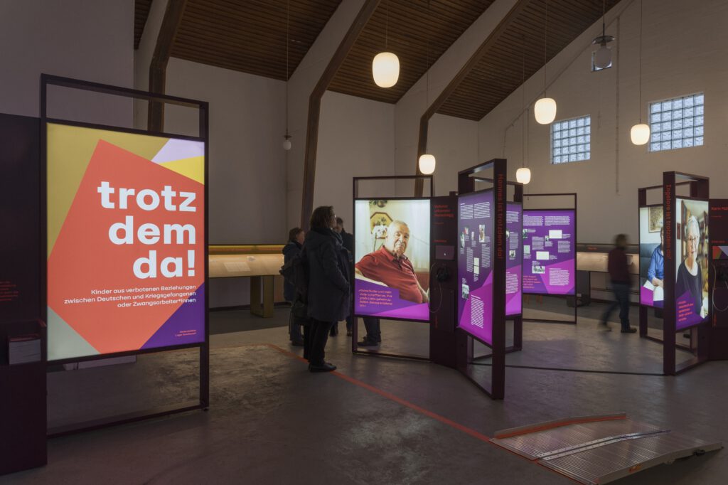 Das Bild wirft einen Blick in die Ausstellung "trotzdem da! im NS-Dokumentationszentrum Freiburg. Ausstellungsansicht „trotzdem da“, Foto: Michael Kohls
